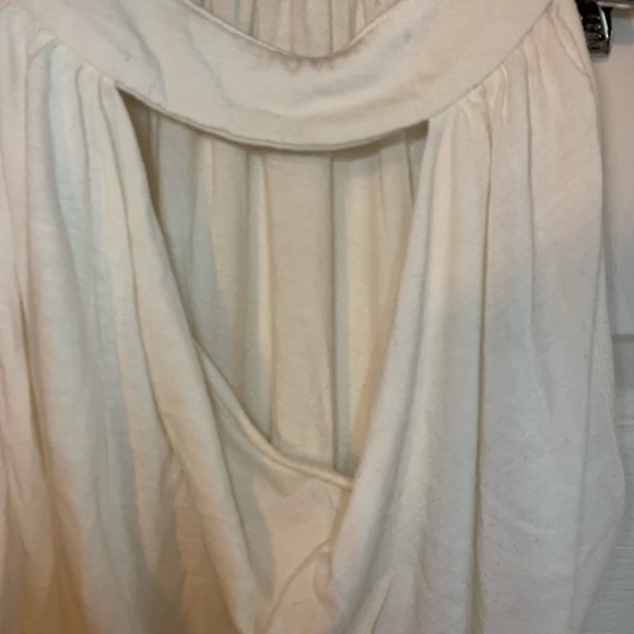 Essential White Front Cutout Top Size Medium - Picture 5 of 8